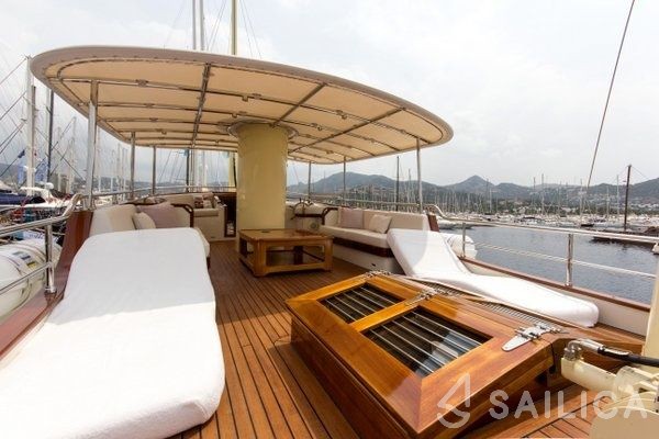 Trawler 78 - Yacht Charter Sailica