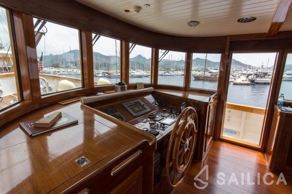 Trawler 78 - Yacht Charter Sailica