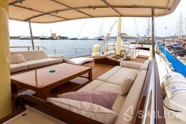 Trawler 78 - Yacht Charter Sailica