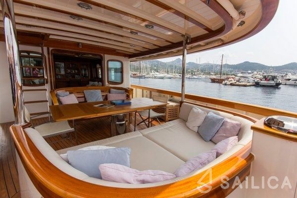 Trawler 78 - Yacht Charter Sailica