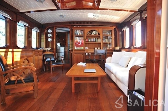 Trawler 78 - Yacht Charter Sailica
