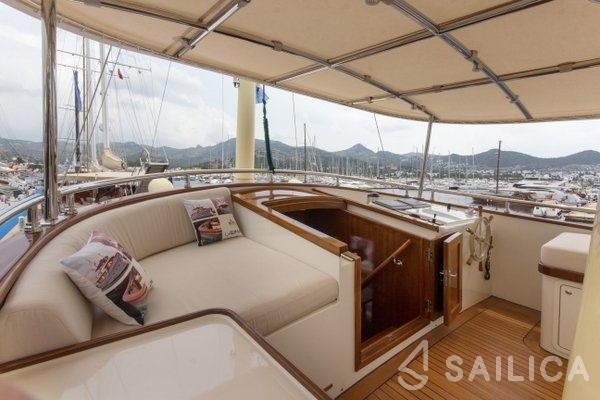 Trawler 78 - Yacht Charter Sailica