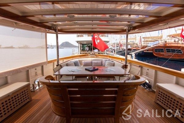 Trawler 78 - Yacht Charter Sailica