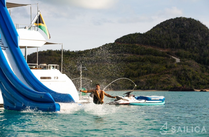 Ares Marine 43 - Yacht Charter Sailica