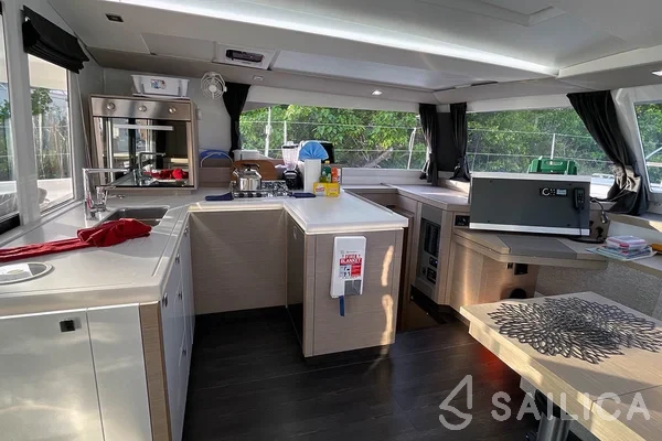 Astréa 42 - Yacht Charter Sailica