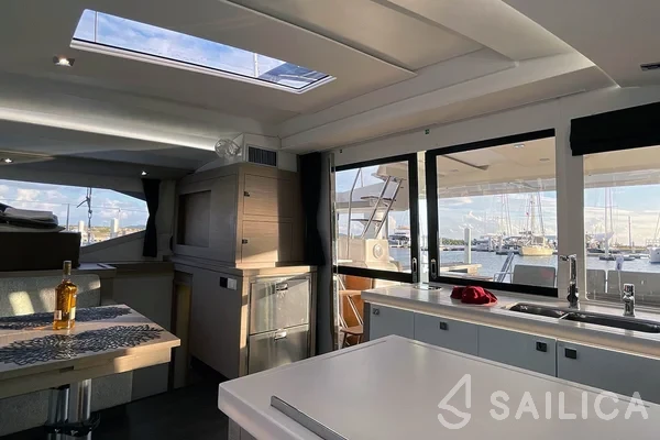 Astréa 42 - Yacht Charter Sailica