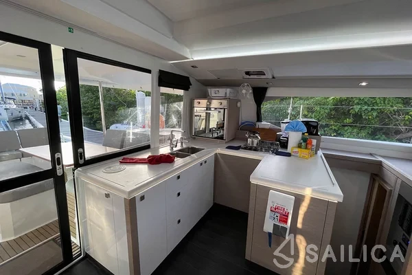 Astréa 42 - Yacht Charter Sailica