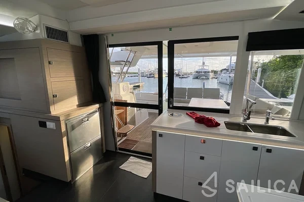 Astréa 42 - Yacht Charter Sailica