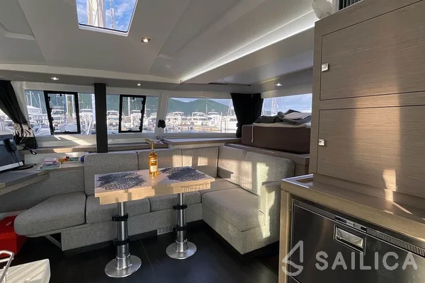 Astréa 42 - Yacht Charter Sailica