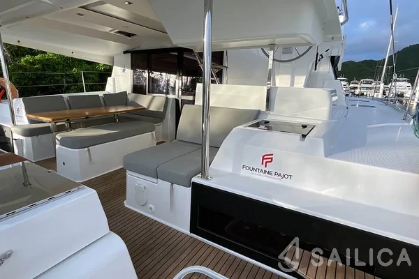 Astréa 42 - Yacht Charter Sailica