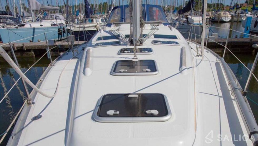 Oceanis 393 - Yacht Charter Sailica