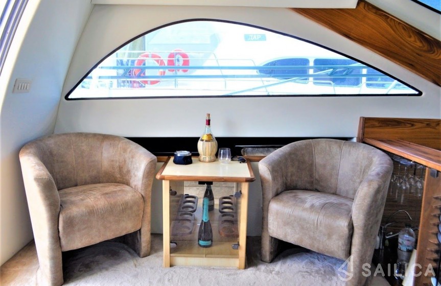 Maxum 2400 - Yacht Charter Sailica