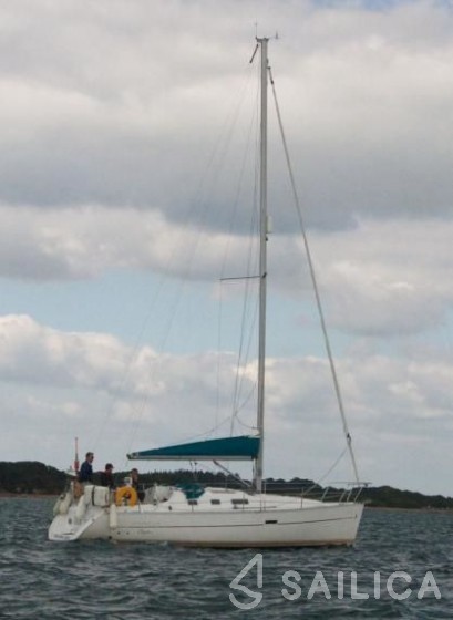 Oceanis Clipper 323 - Yacht Charter Sailica