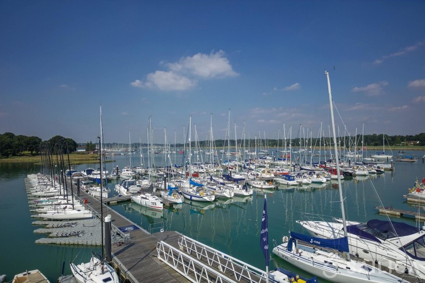 Oceanis Clipper 423 - Yacht Charter Sailica