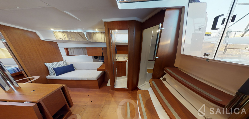 Oceanis 38 - Yacht Charter Sailica