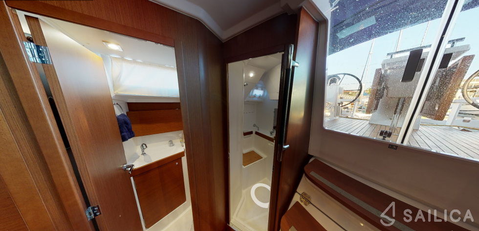 Oceanis 38 - Yacht Charter Sailica