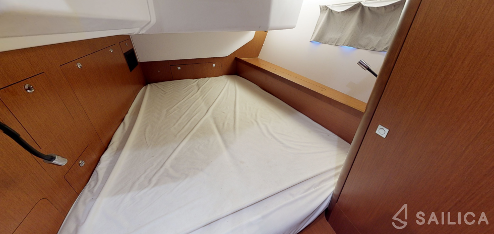 Oceanis 45 - Yacht Charter Sailica