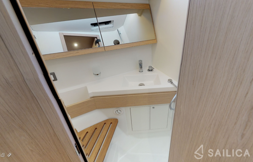 Oceanis 46 - Yacht Charter Sailica