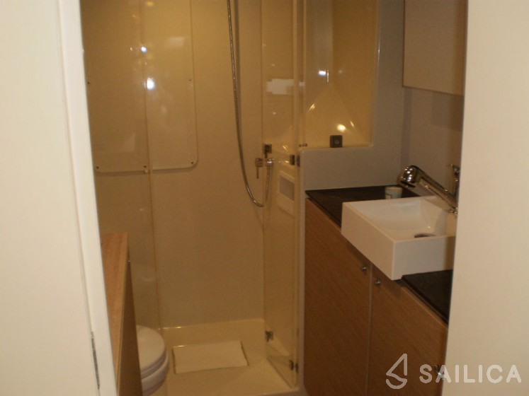 Bali 4.0 - 4 cab. - Yacht Charter Sailica