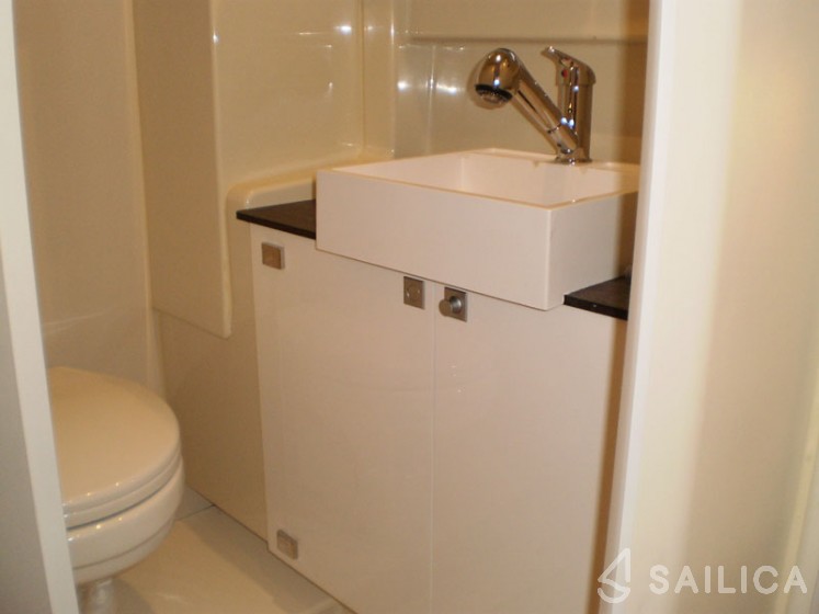 Bali 4.0 - 4 cab. - Yacht Charter Sailica