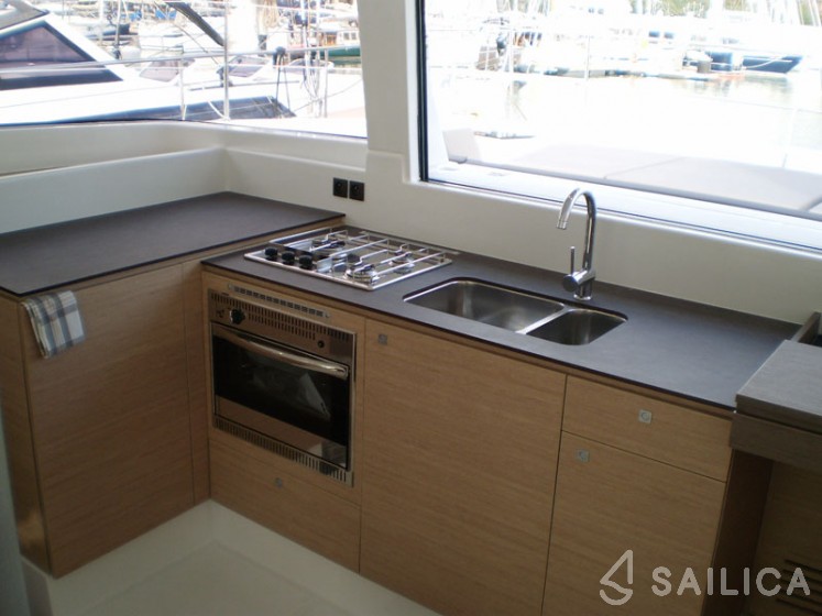 Bali 4.0 - 4 cab. - Yacht Charter Sailica