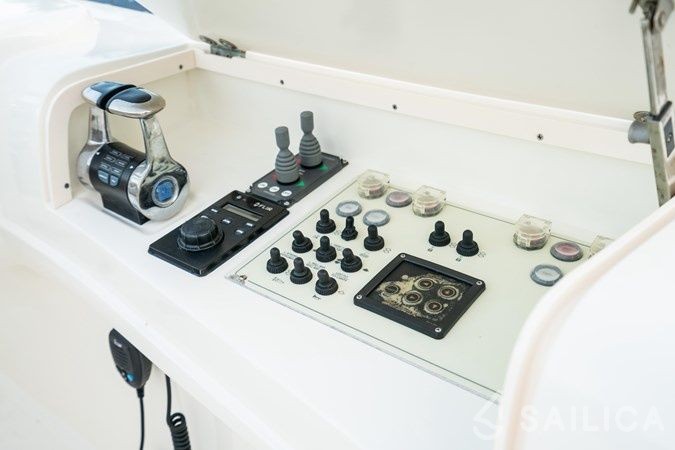 Ferretti 80 - Yacht Charter Sailica