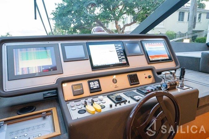 Ferretti 80 - Yacht Charter Sailica