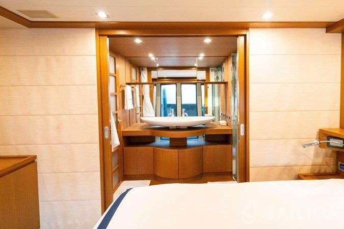 Ferretti 80 - Yacht Charter Sailica