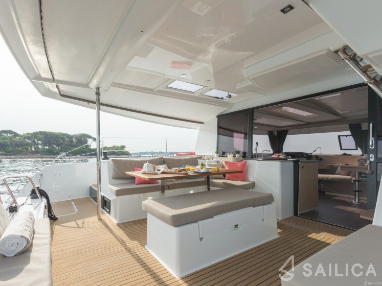 Helia 44 - Yacht Charter Sailica