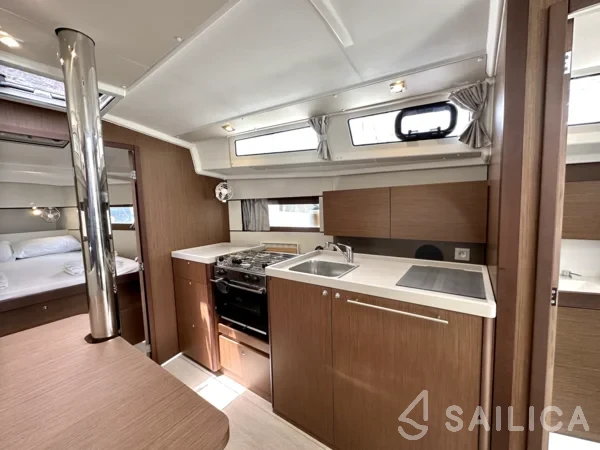 Oceanis 38.1 - Yacht Charter Sailica