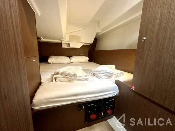 Oceanis 38.1 - Yacht Charter Sailica