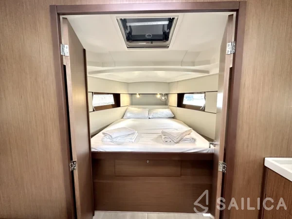 Oceanis 38.1 - Yacht Charter Sailica