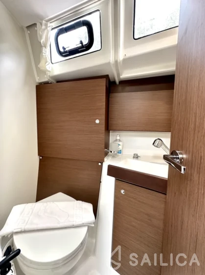 Oceanis 38.1 - Yacht Charter Sailica