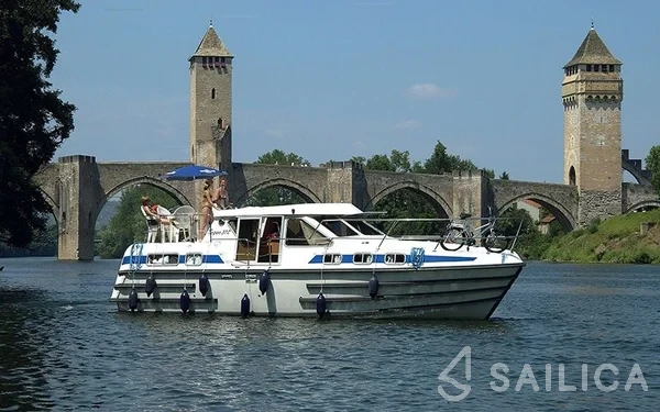 Houseboat - Yacht Charter Sailica