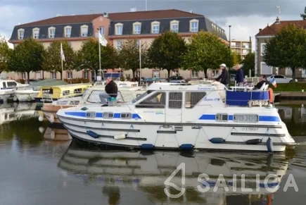 Houseboat - Yacht Charter Sailica