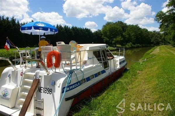 Houseboat - Yacht Charter Sailica