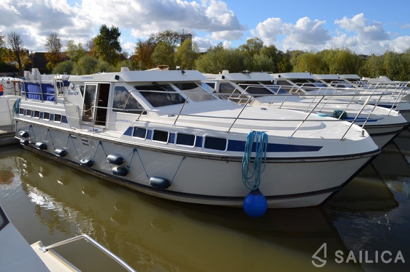 Houseboat - Yacht Charter Sailica