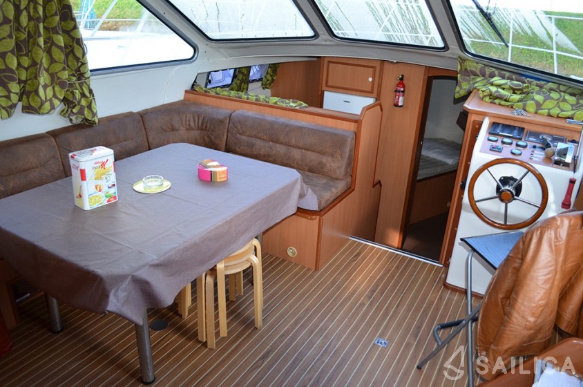 Houseboat - Yacht Charter Sailica