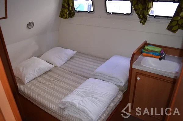 Houseboat - Yacht Charter Sailica