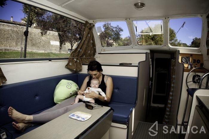 Houseboat - Yacht Charter Sailica