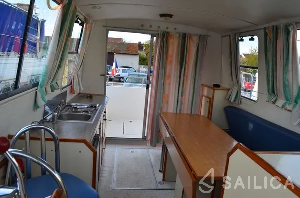 Houseboat - Yacht Charter Sailica