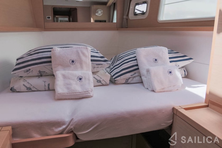 Lagoon 450 F - 4 + 2 cab. - Yacht Charter Sailica