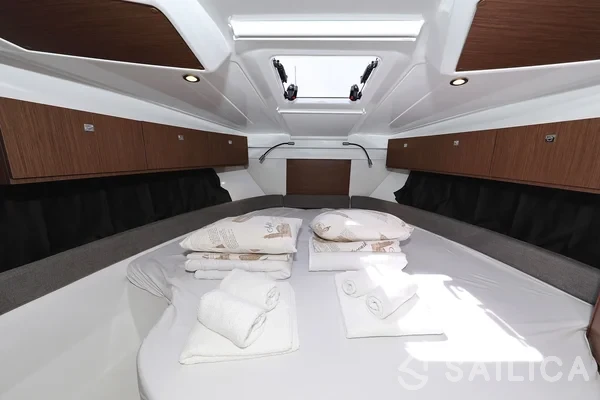 Antares 9 OB - Yacht Charter Sailica