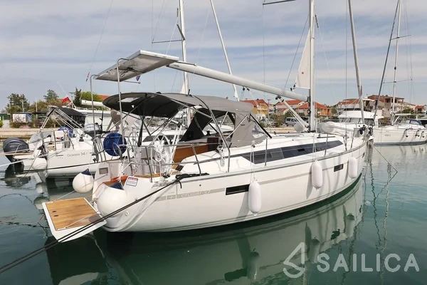 Bavaria 37 Cruiser - Yacht Charter Sailica