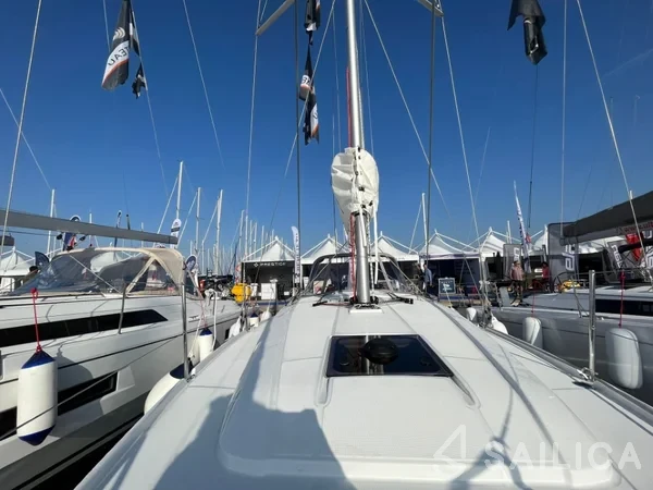 Oceanis 34.1 - Yacht Charter Sailica