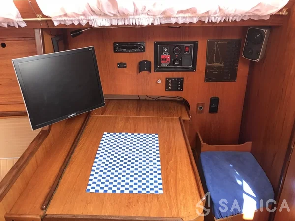 Houseboat - Yacht Charter Sailica