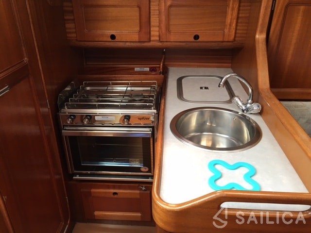 Houseboat - Yacht Charter Sailica