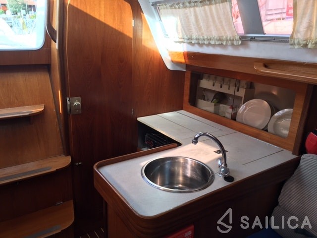 Houseboat - Yacht Charter Sailica