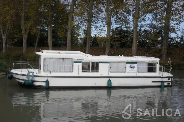 Houseboat - Yacht Charter Sailica