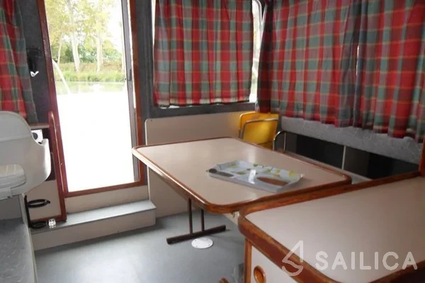 Houseboat - Yacht Charter Sailica